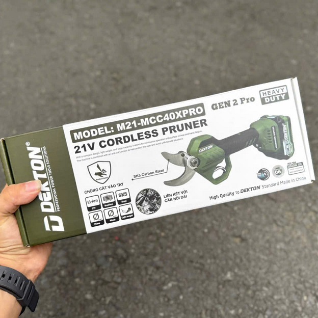 máy cắt cành dùng pin 21v hiệu dekton m21-mcc40xpro